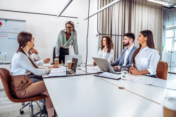 Communicatie Ontspannen Sfeer Tijdens Het Werk Jonge Afrikaanse Zakenvrouw Staat — Stockfoto