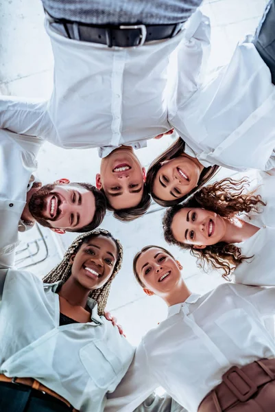 Verticaal Beeld Van Gelukkige Diverse Zakenmensen Team Verzamelen Cirkel Kijken — Stockfoto