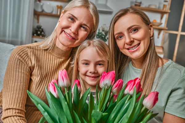 Babcia Matka Córka Rodzina Pokolenie Portret Rodzinny Kwiatami Międzynarodowy Dzień — Zdjęcie stockowe