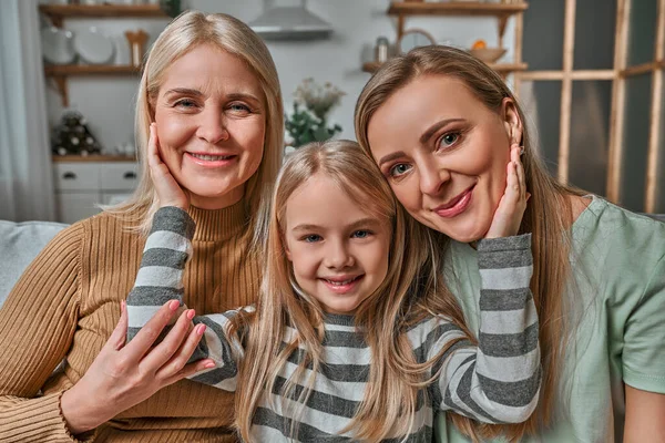 Portret Rodzinny Matki Córki Babci Pokolenie Kobiet Koncepcja Dnia Kobiet — Zdjęcie stockowe