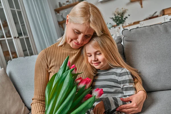 Grandma Gift You Little Beautiful Blonde Granddaughter Gives Her Grandmother — Stock Photo, Image