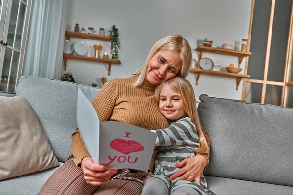 Loving Grandmother Grandmother Reads Postcard Given Her Her Granddaughter Concept — Stock Photo, Image