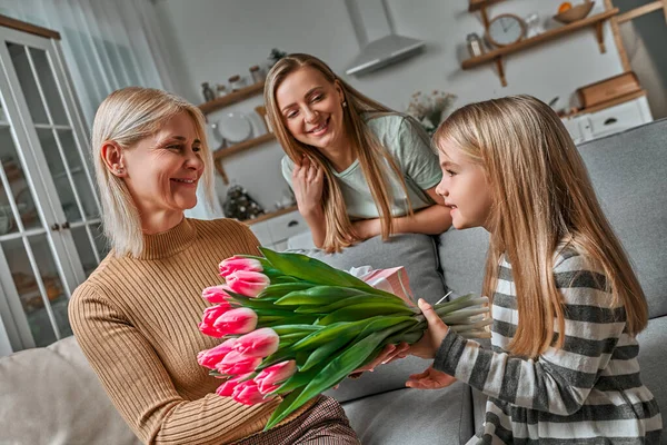 Prezent Dla Babci Matka Córka Dają Bukiet Różowych Tulipanów Koncepcja — Zdjęcie stockowe