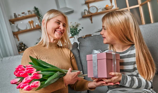 Gift You Loving Grandmother Little Girl Gives Her Grandmother Gift — Stock Photo, Image