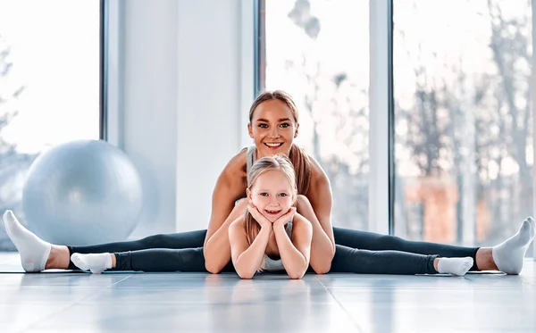 Full Length Shot Beautiful Young Woman Sitting Her Daughter While — Zdjęcie stockowe