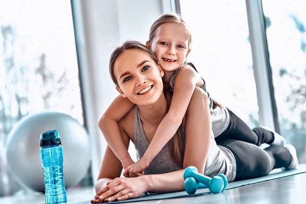 Little Girl Lies Her Mother Back While Resting Workout Gym — Stock Photo, Image