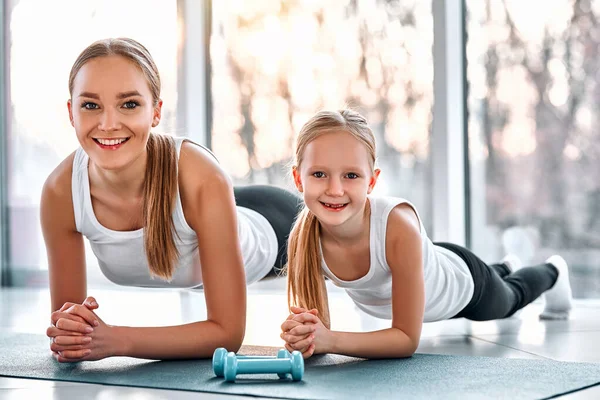 Mother Daughter Working Out Together Doing Plank Exercise Health Family — Zdjęcie stockowe