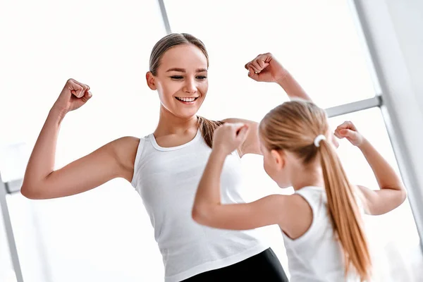 Waist Portrait Mother Daughter Showing Strong Muscles Looking Each Other — Stock Photo, Image
