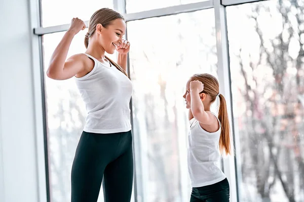 Mãe Filha Mostrando Mãos Fortes Ginásio Conceito Família Desportiva — Fotografia de Stock