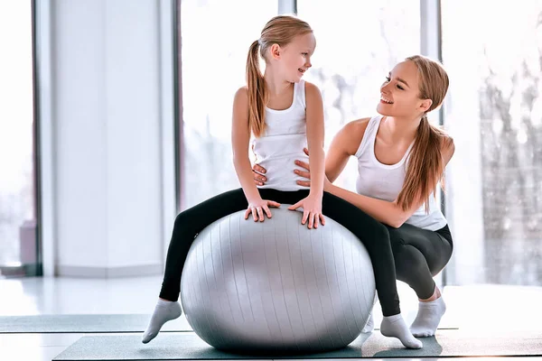 Little Sporty Girl Young Beautiful Mother Doing Stretching Fitness Ball — Zdjęcie stockowe