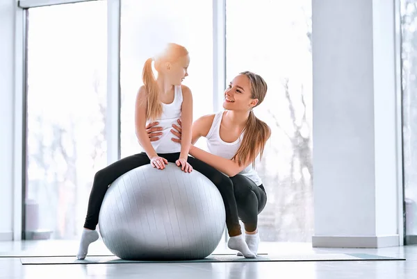 Full Lenght Shot Happy Family Training Gym Mom Helps Daughter — Zdjęcie stockowe