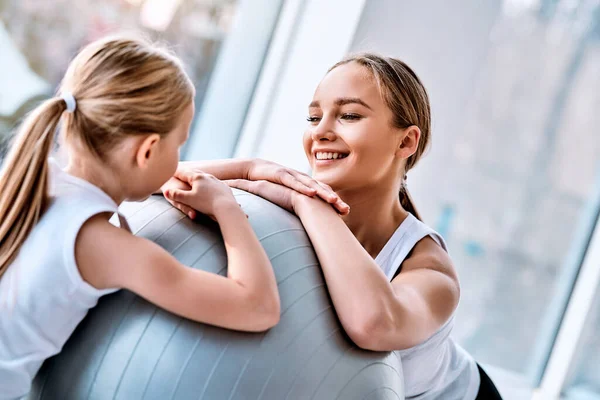 Beautiful Young Mother Sits Together Her Daughter Floor Fitball Gym — Stock Photo, Image