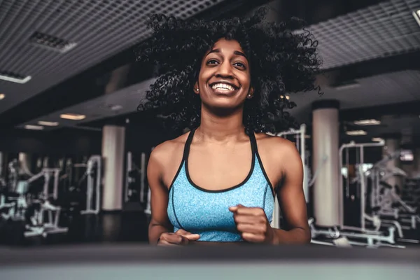 Young Afro Woman Curly Hair Exercise Fitness Workout While Run — Stock fotografie