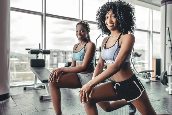 Дружба Тренировке Спортзале Две Атлетичные Афро Девушки Занимаются Пилатесом Спортивные — стоковое фото