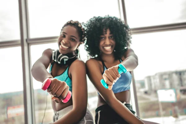 Dos Mujeres Africanas Atléticas Sonrientes Golpeadas Con Mancuernas Chicas Negras — Foto de Stock