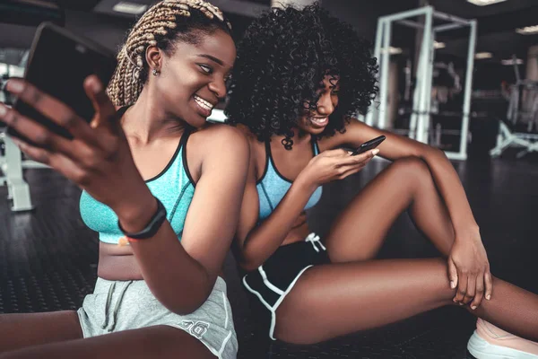 Dos Hermosas Chicas Negras Sonrientes Gimnasio Con Smartphone Deportes Fitness — Foto de Stock