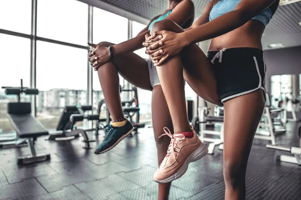 Flexible Young African Women Stretching Her Leg Gym Warm Exercises — Φωτογραφία Αρχείου