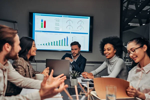 Reunión Trabajo Discusión Los Momentos Trabajo Grupo Empresarios Sentados Una — Foto de Stock