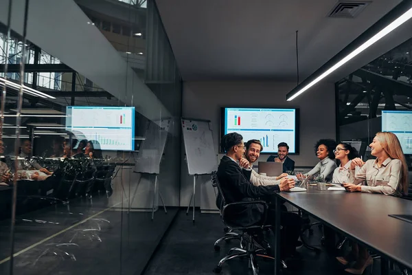 Grupo Exitosos Empresarios Sonrientes Discutiendo Trabajo Una Espaciosa Oficina Conferencias — Foto de Stock