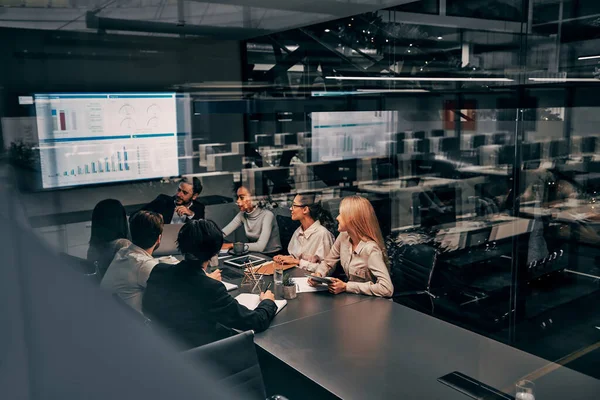 Trabajo Equipo Jóvenes Centrados Las Mujeres Los Hombres Negocios Serios — Foto de Stock