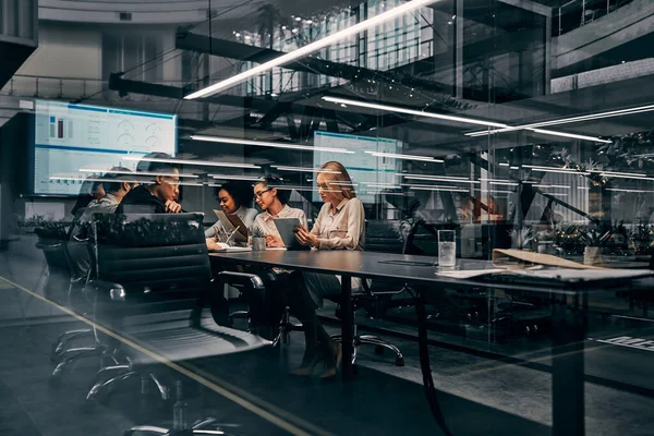 Modern Business Young Focused Serious Business Women Men Working Conference — Fotografia de Stock