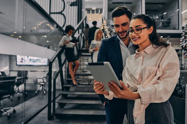 Twee Jonge Zakenmensen Staan Kantoor Kijken Naar Een Digitale Tablet — Stockfoto