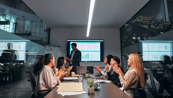 Equipo Negocios Gerentes Una Reunión Una Amplia Sala Conferencias Amplio — Foto de Stock