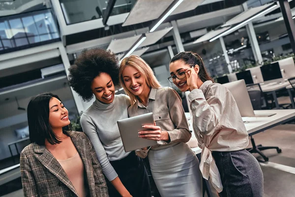 Grupo Hermosas Mujeres Negocios Jóvenes Pie Centro Negocios Sosteniendo Tableta — Foto de Stock