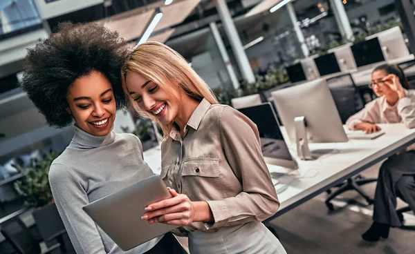 Two Beautiful Business Women Looking Tablet Work Office Teamwork Concept — Fotografia de Stock