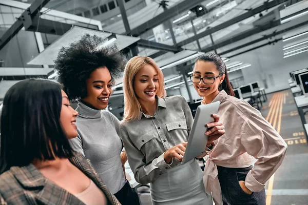 Grupo Jóvenes Empresarias Exitosas Trabajando Juntas Pie Centro Oficina Mirando — Foto de Stock