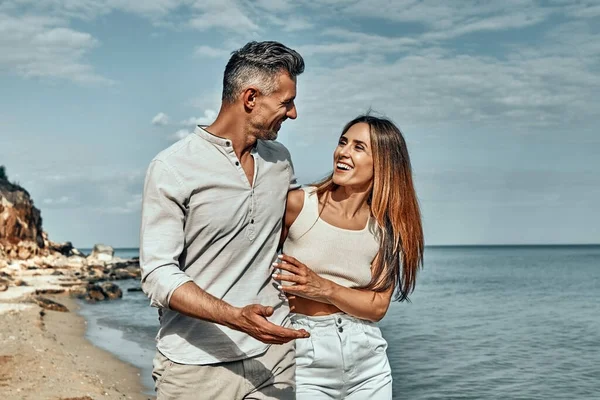 Een Liefdevol Stel Dat Boulevard Loopt Elkaar Aankijkt Close Zicht — Stockfoto