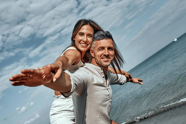 Cheerful Young Couple Enjoying Summer Time Beach Close View —  Fotos de Stock