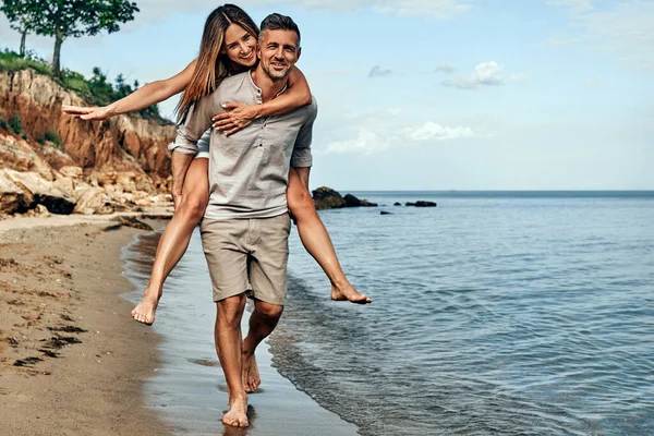 Man Holds Hands Beautiful Woman Couple Spends Time Seashore Summer —  Fotos de Stock