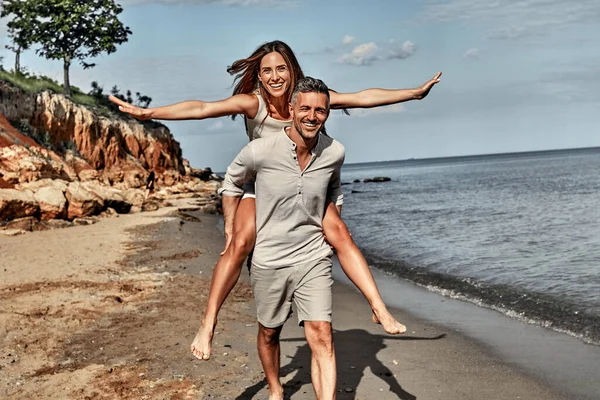 Een Man Met Een Vrouw Zijn Rug Het Strand Buiten — Stockfoto