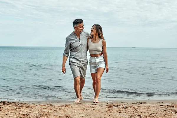 Strand Koppel Wandelen Romantische Reizen Huwelijksreis Vakantie Zomervakantie Romantiek Gelukkige — Stockfoto