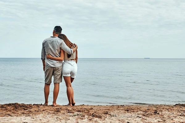 Foto Van Een Romantisch Jong Stel Aan Kust Achteraanzicht Kopieerruimte — Stockfoto