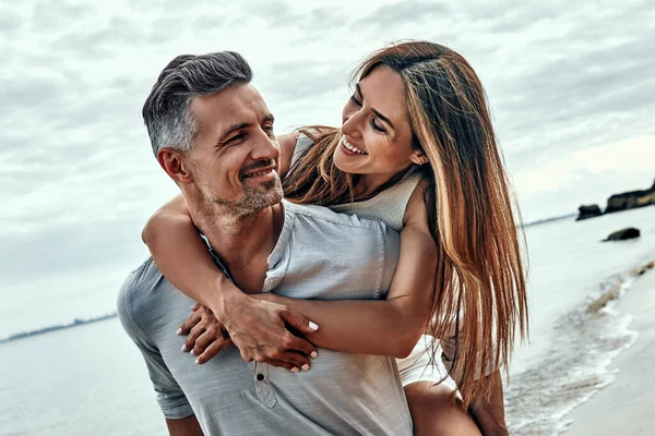 Smiling Man Giving Woman Piggy Back Beach Close View — Fotografia de Stock