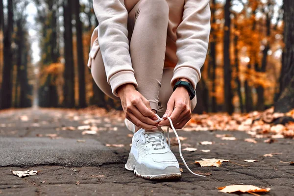 Depois Correr Parque Outono Menina Sentou Para Amarrar Atacadores Seus — Fotografia de Stock