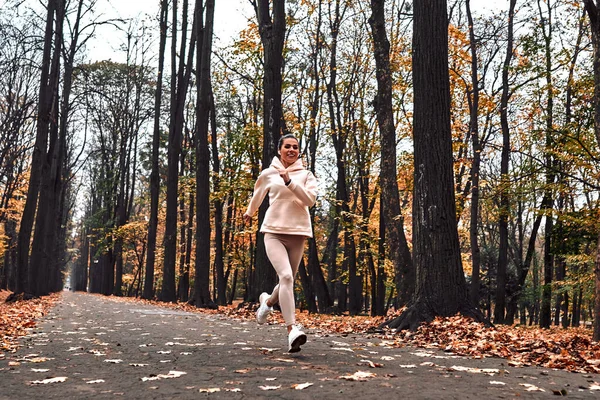 Joggen Het Herfstpark Jonge Mooie Vrouw Rent Ochtend Beweging Leven — Stockfoto