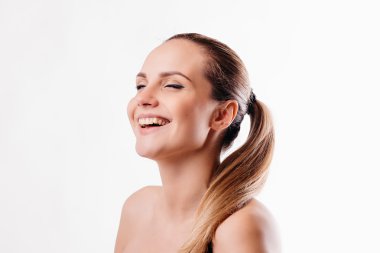 güzel kız beyaz arka plan üzerinde gülüyor