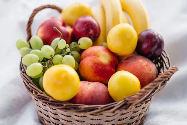 Cesta de frutas em um fundo branco — Fotografia de Stock