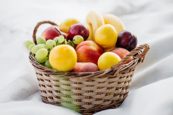 Cesta de frutas em um fundo branco — Fotografia de Stock