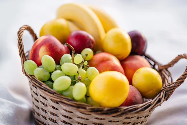 Cesta de frutas sobre fondo blanco — Foto de Stock