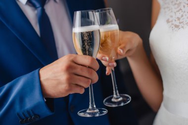 Gelin ve damat elinde bardak