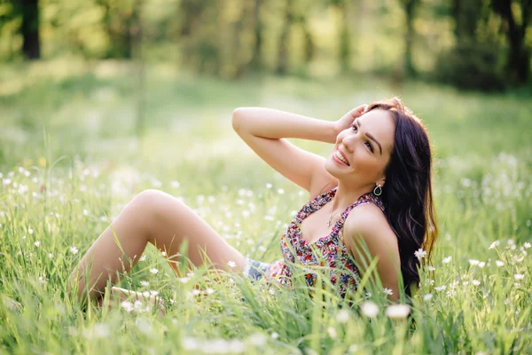 güneşli yaz gün, güzel bir genç kadın çim üzerinde yalan