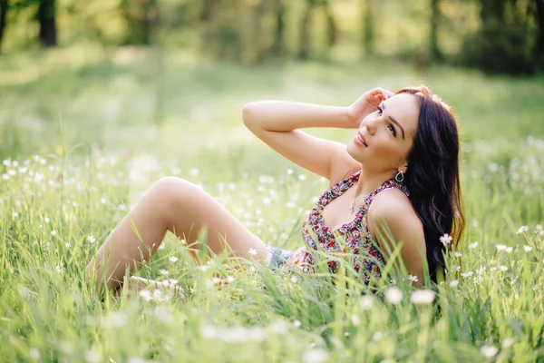 güneşli yaz gün, güzel bir genç kadın çim üzerinde yalan