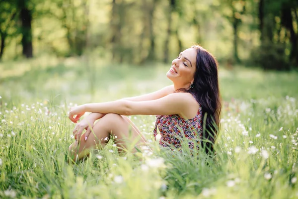 Soleado día de verano, una hermosa joven acostada en la hierba —  Fotos de Stock