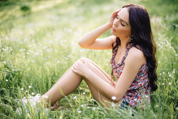 güneşli yaz gün, güzel bir genç kadın çim üzerinde yalan