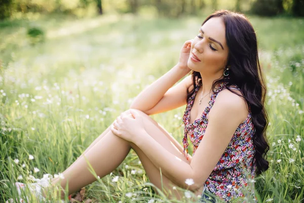 güneşli yaz gün, güzel bir genç kadın çim üzerinde yalan