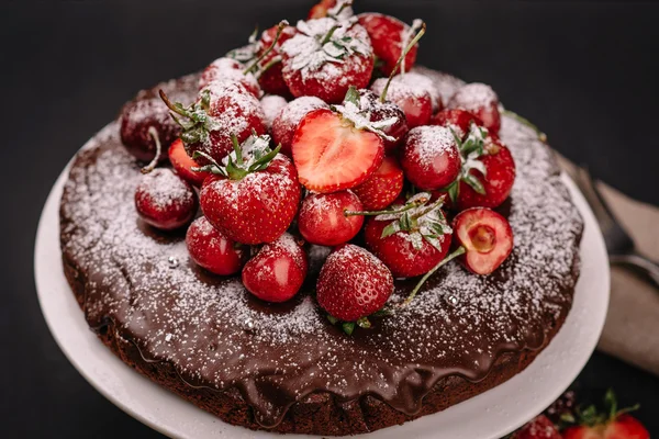 Toskánské čokoládový dort s jahodami a třešně — Stock fotografie